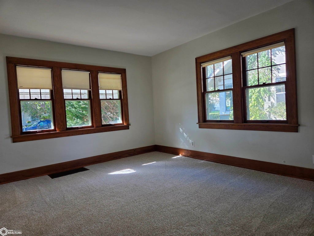 Photo of 25 S Vermont Avenue, Mason City, IA 50401 (MLS # 6343539)