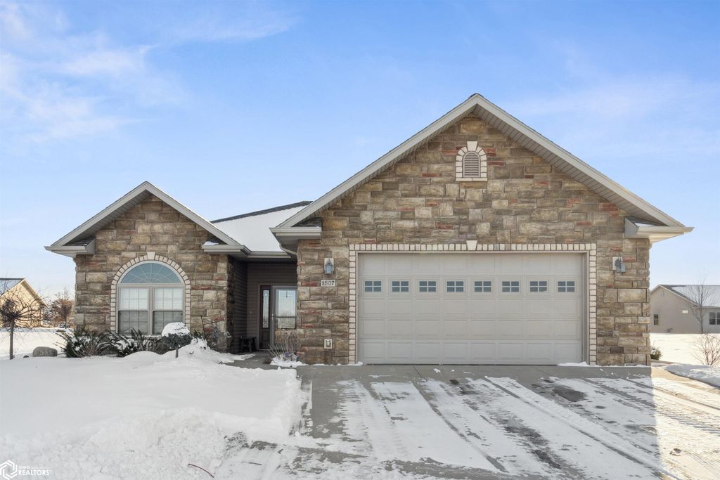 Photo of 1507 E Ashford Circle, Mount Pleasant, IA 52641 (MLS # 6334340)