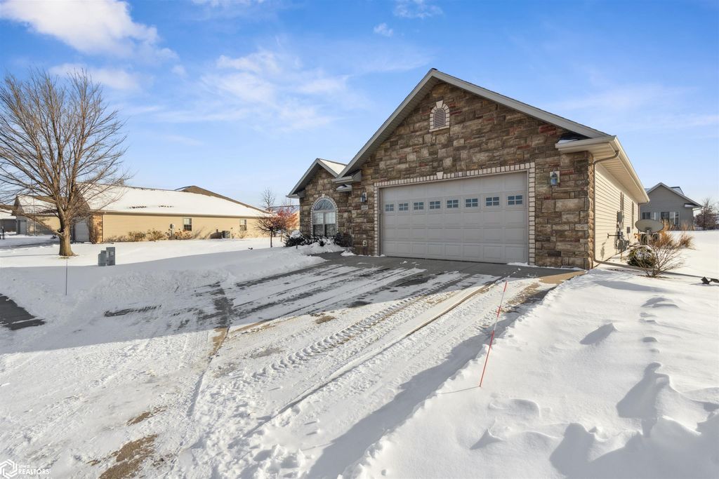 Photo of 1507 E Ashford Circle, Mount Pleasant, IA 52641 (MLS # 6334340)
