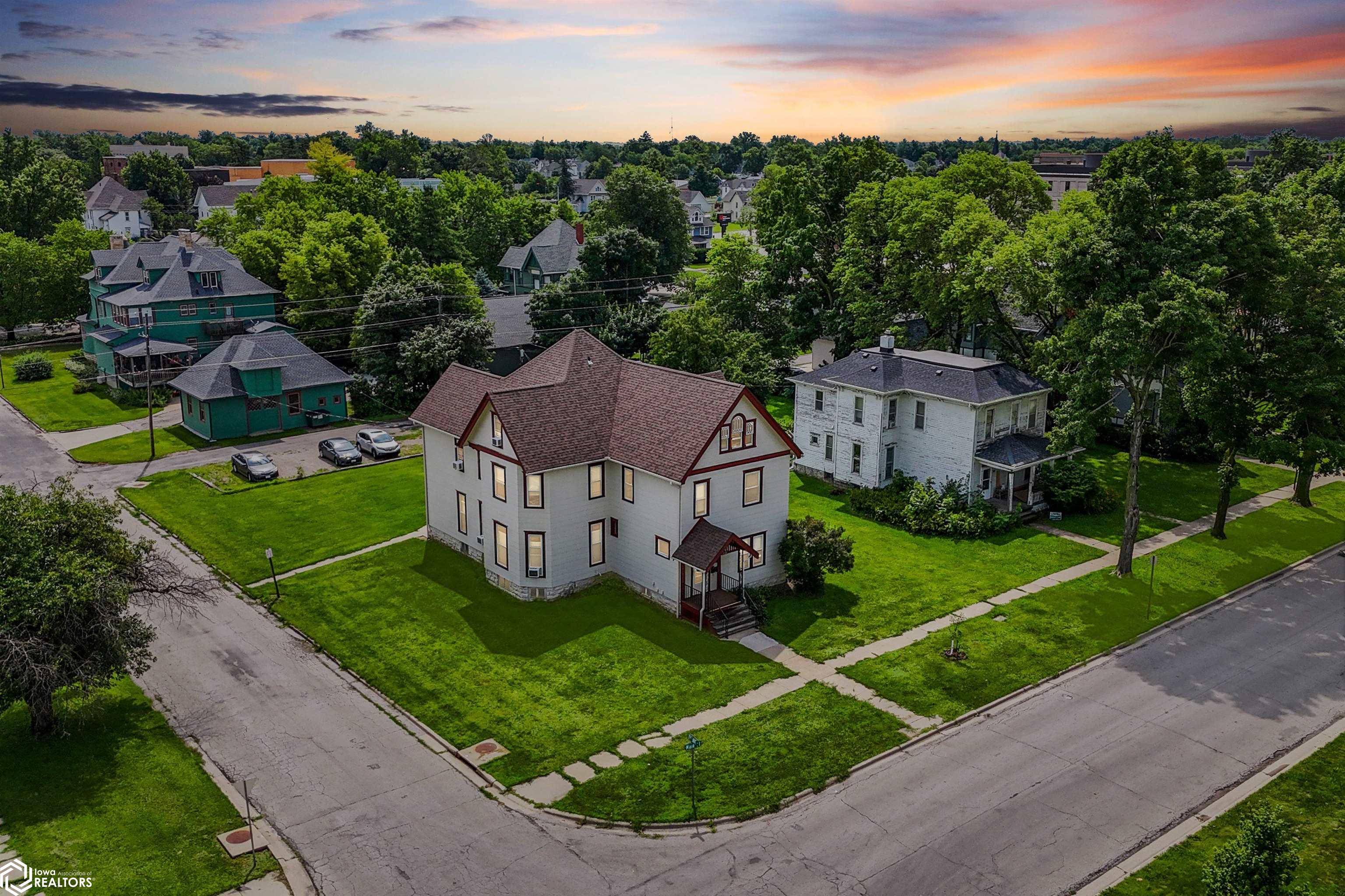 Photo 1 of 36 — 1132 Main Street, Grinnell, IA 50112