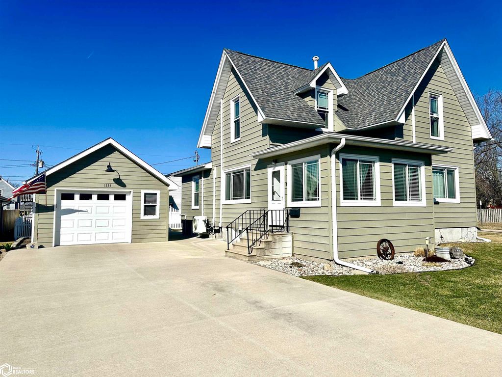 Photo of 1233 Main Street, Grinnell, IA 50112 (MLS # 6336325)