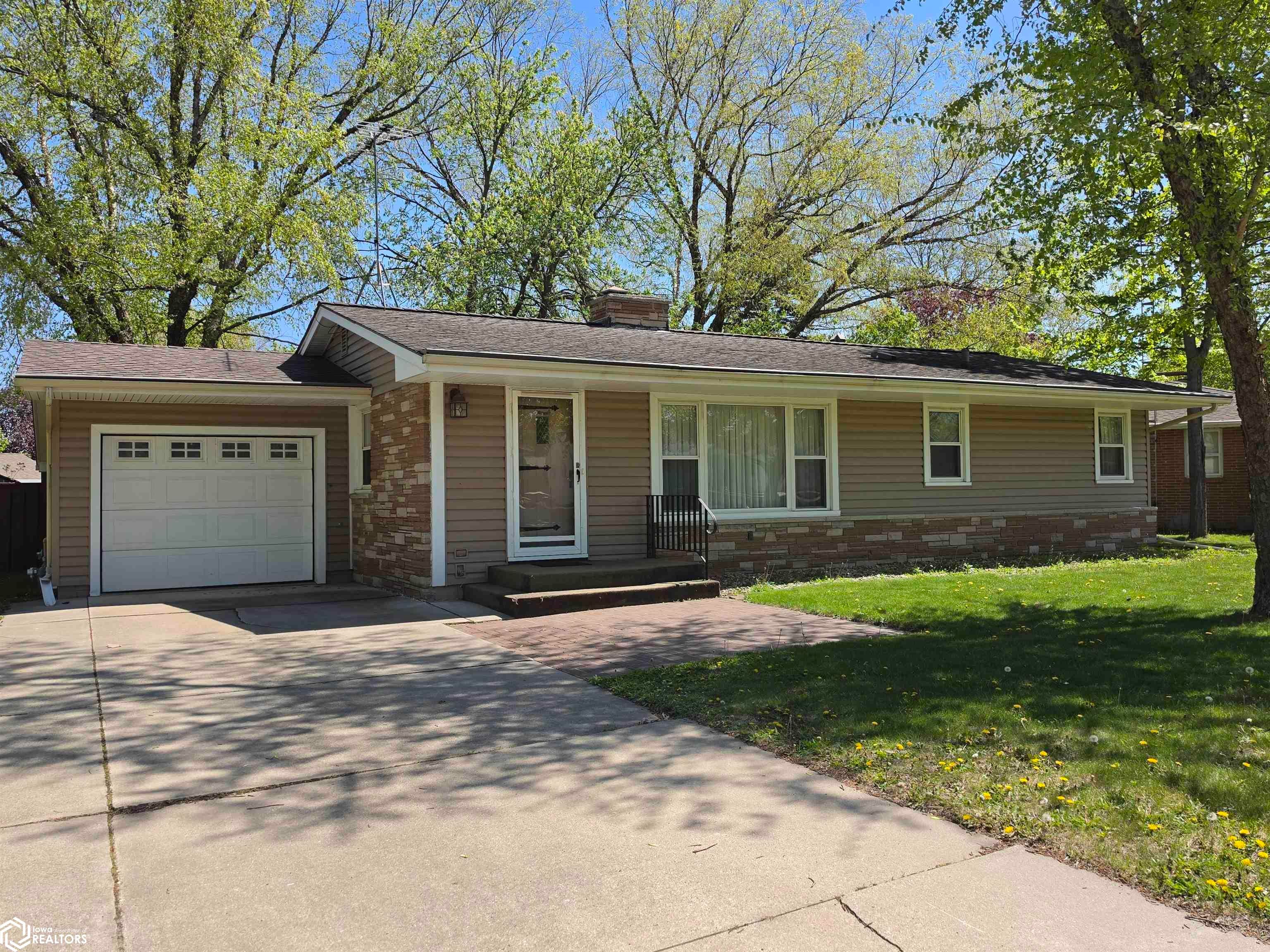 1748 Hillcrest Dr