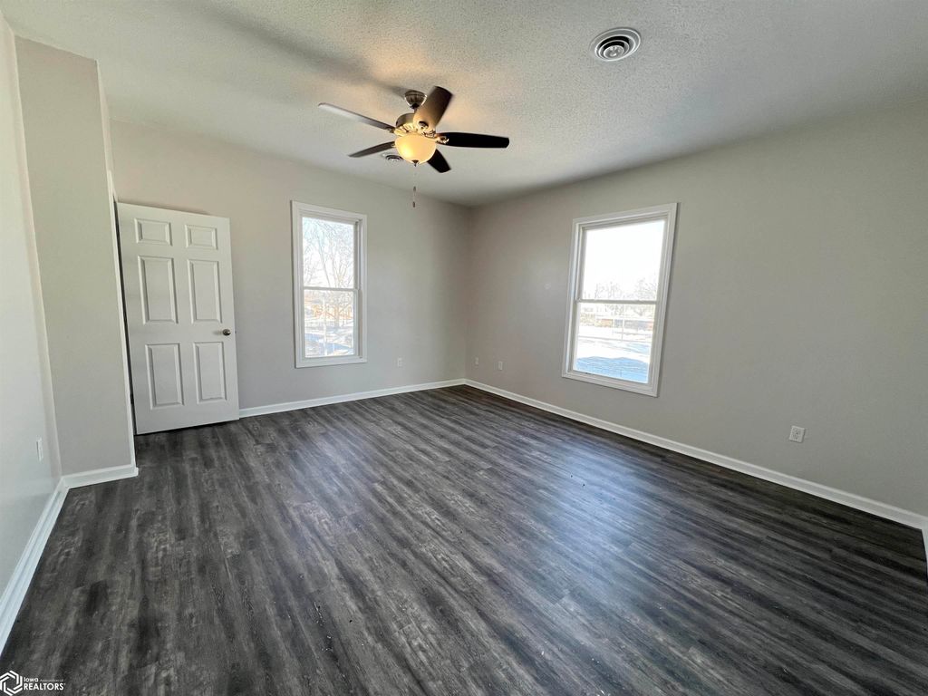 Photo of 412 S 2nd Avenue E, Newton, IA 50208 (MLS # 6334991)