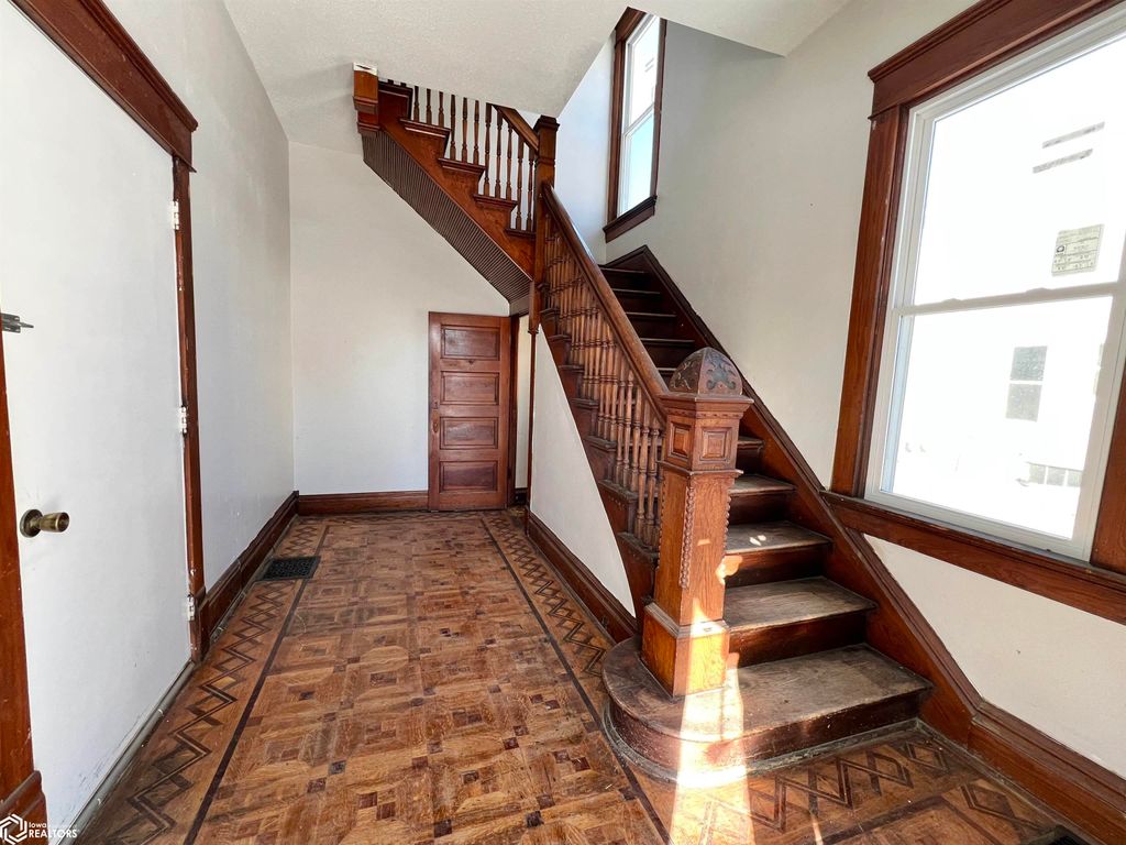 Photo of 412 S 2nd Avenue E, Newton, IA 50208 (MLS # 6334991)