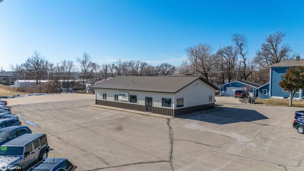 Photo of 306 W Madison Street, Marshalltown, IA 50158 (MLS # 6335467)