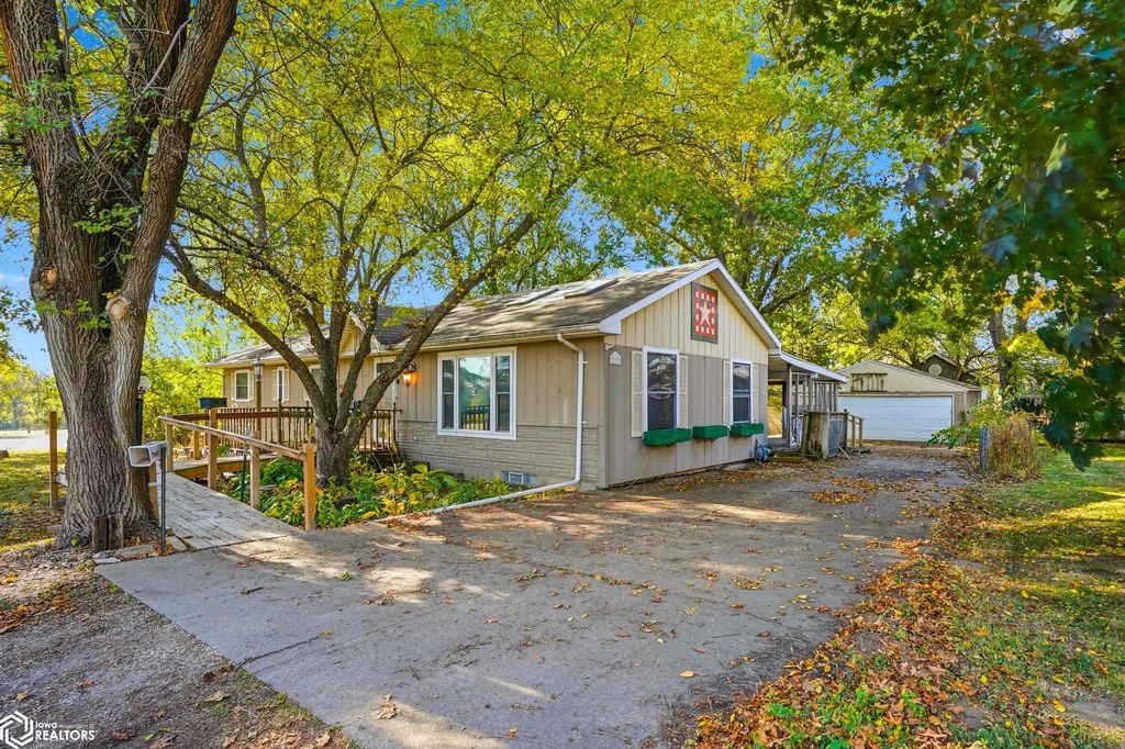 Photo of 209 Shady Lane, West Burlington, IA 52655 (MLS # 6333439)