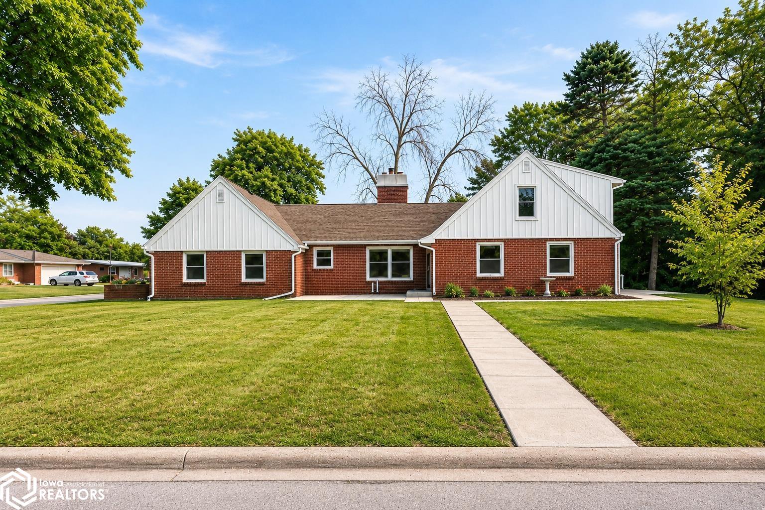 Photo 1 of 28 — 255 Willowbrook Dr, Mason City, IA 50401