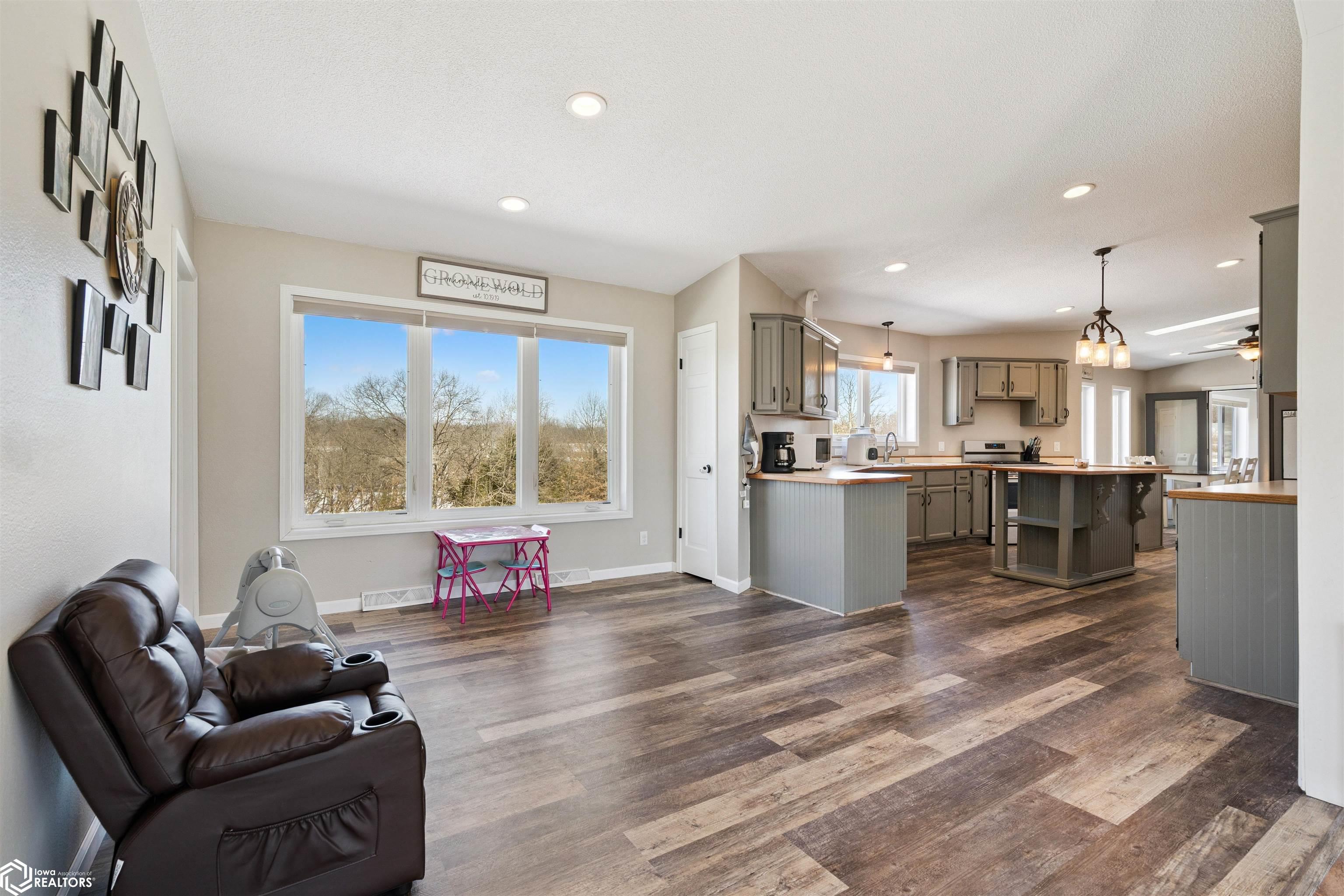 2883 Henry Des Moines Avenue