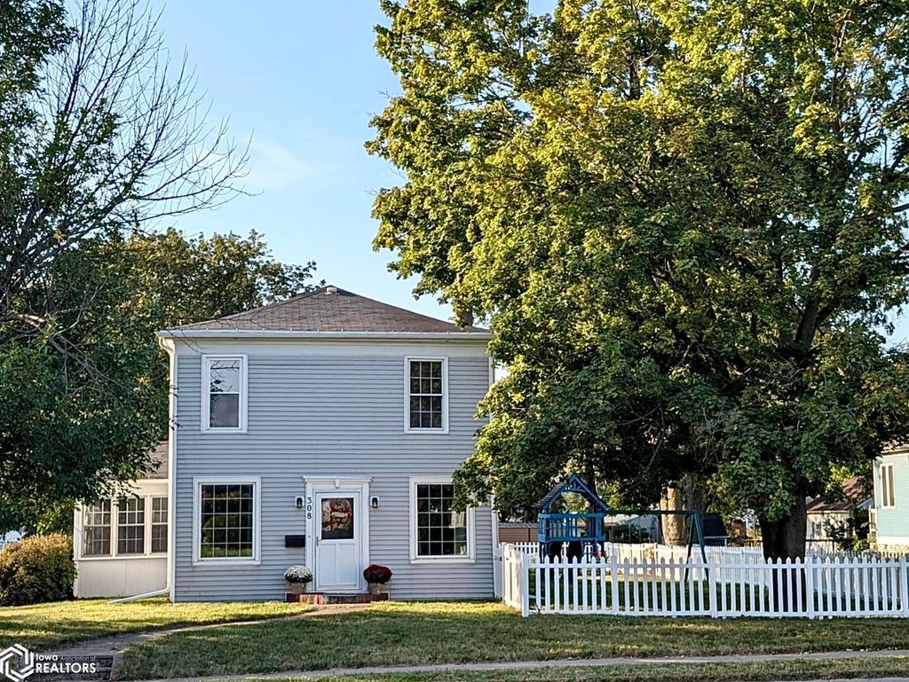 Photo of 308 E Washington Street, Mount Pleasant, IA 52641 (MLS # 6332489)