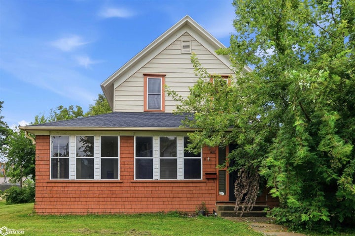 Photo 1 of 27 — 408 5th Avenue, Grinnell, IA 50112
