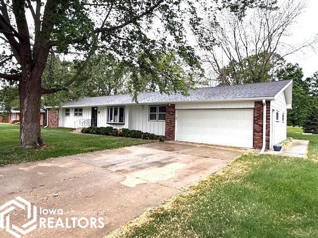 Photo of 1523 W 18th Avenue, Spencer, IA 51301 (MLS # 6334981)