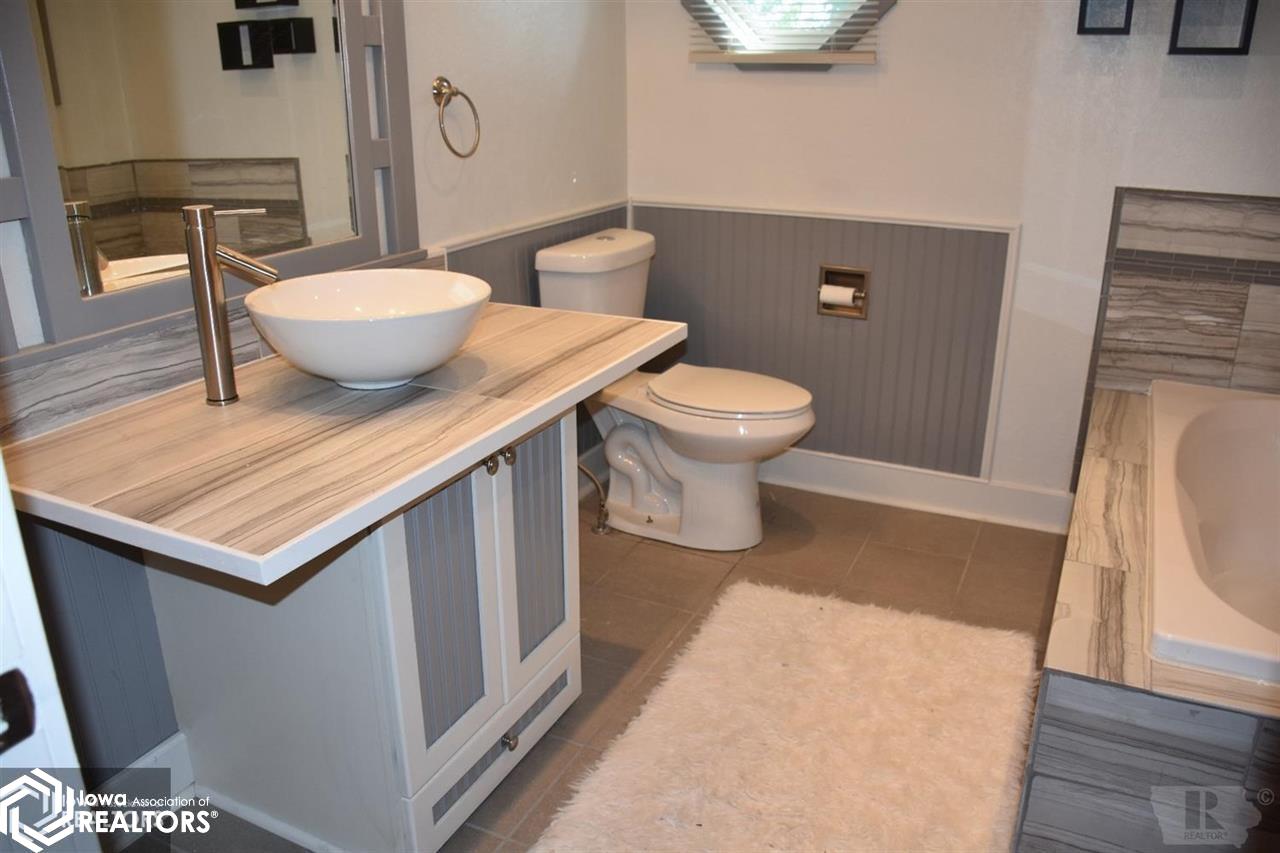 Photo 1 of 22 — 712 Main Street, Iowa Falls, IA 50126