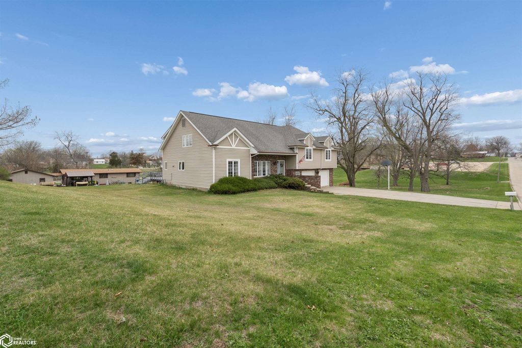 Photo of 611 S Adams St. Ct, Mount Pleasant, IA 52641 (MLS # 6336880)
