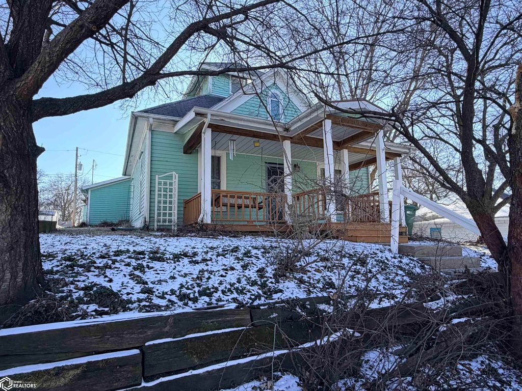 Photo of 300 E Madison Avenue, Fairfield, IA 52556 (MLS # 6335000)