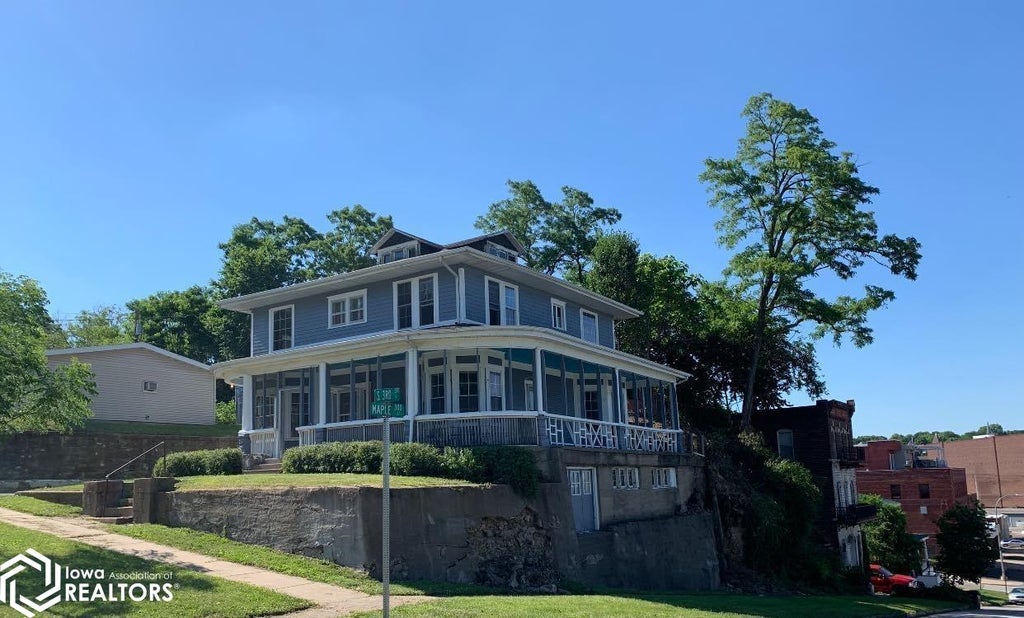 Photo of 304 Maple Street, Burlington, IA 52601 (MLS # 6340383)