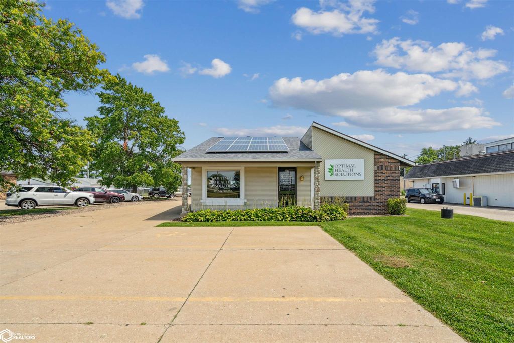 Photo of 580 S Roosevelt Avenue, Burlington, IA 52601 (MLS # 6330829)