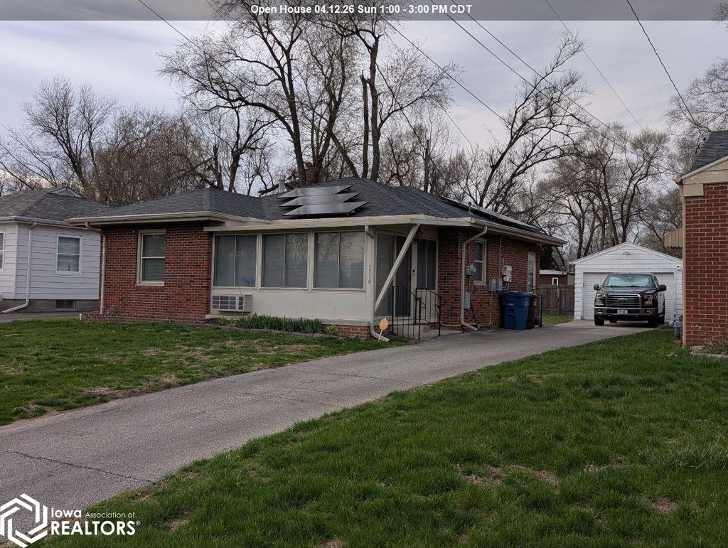 Photo of 1318 E Douglas Avenue E, Des Moines, IA 50316 (MLS # 6337125)