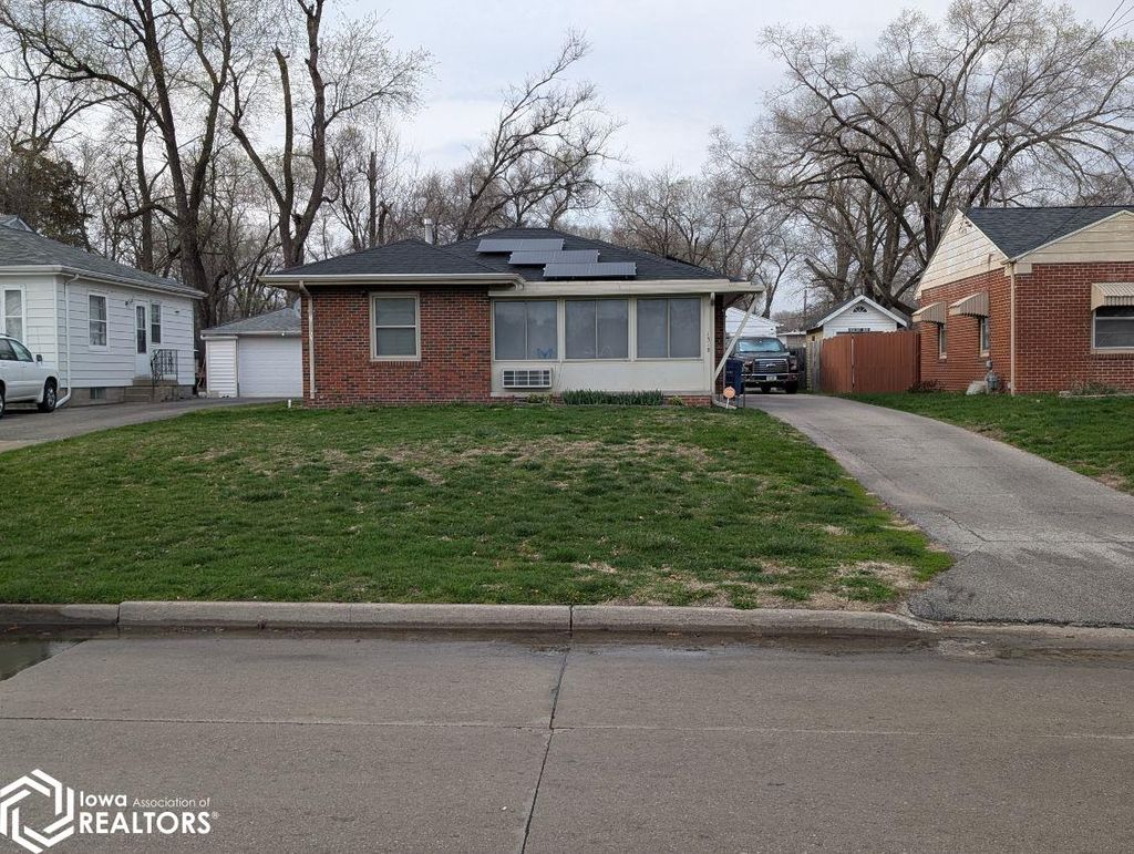 Photo of 1318 E Douglas Avenue E, Des Moines, IA 50316 (MLS # 6337125)