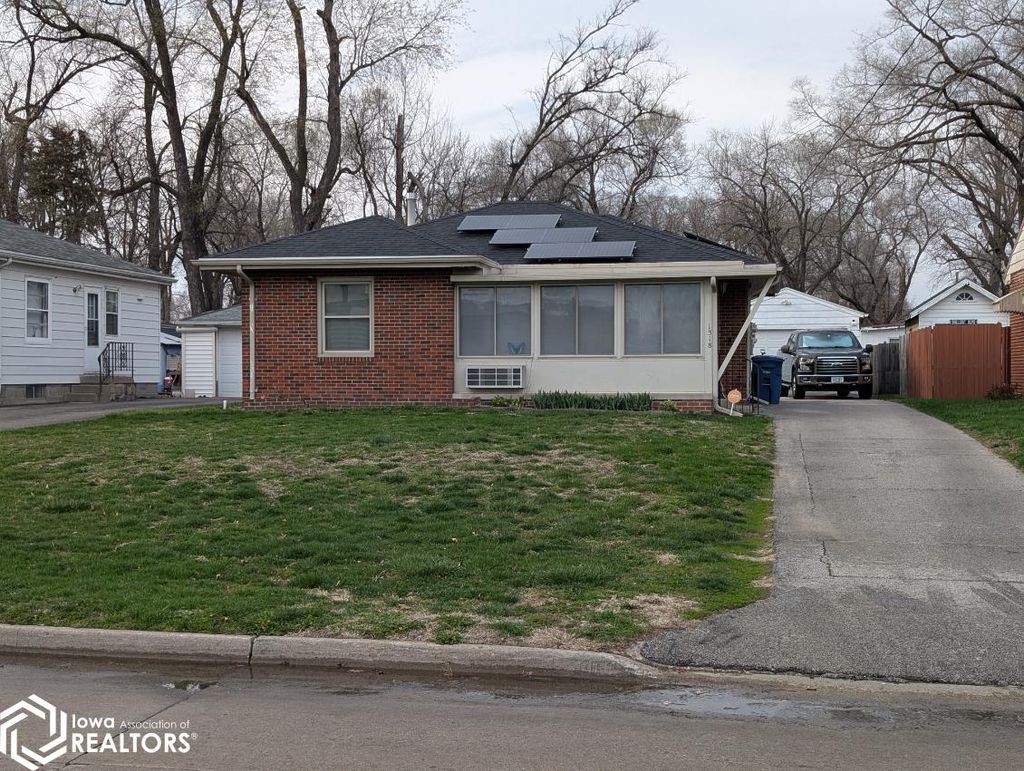 Photo of 1318 E Douglas Avenue E, Des Moines, IA 50316 (MLS # 6337125)