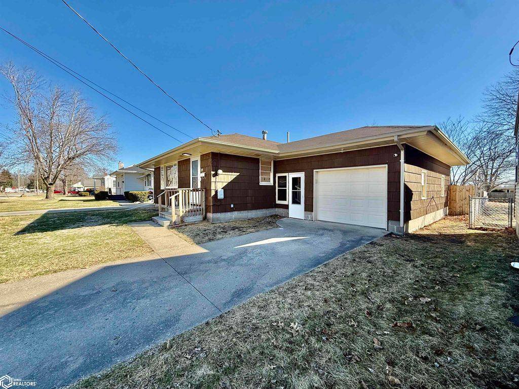 Photo of 122 N Johnson Avenue, Ottumwa, IA 52501 (MLS # 6336312)