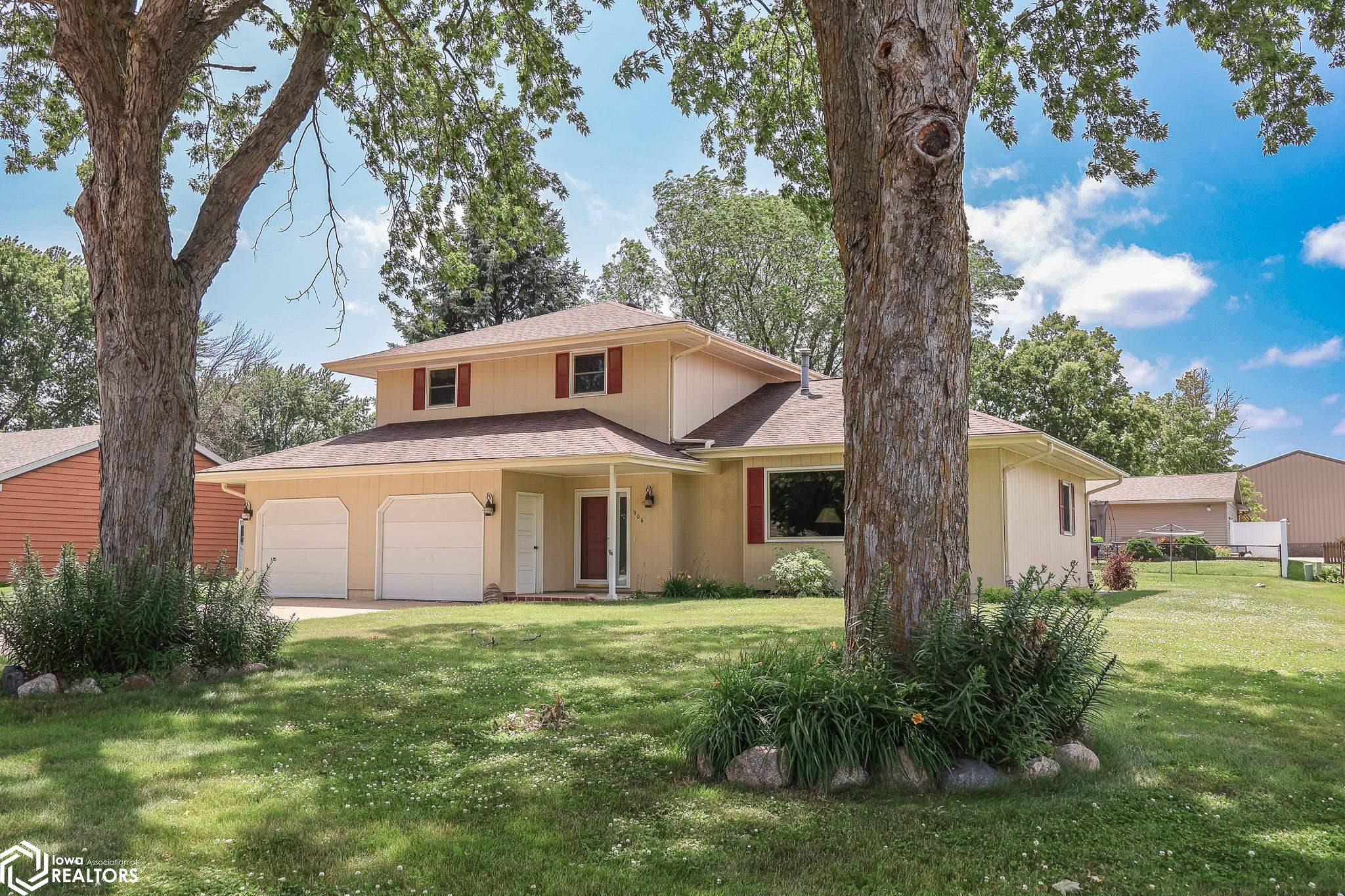 Photo 1 of 36 — 906 11th St SW, Humboldt, IA 50548
