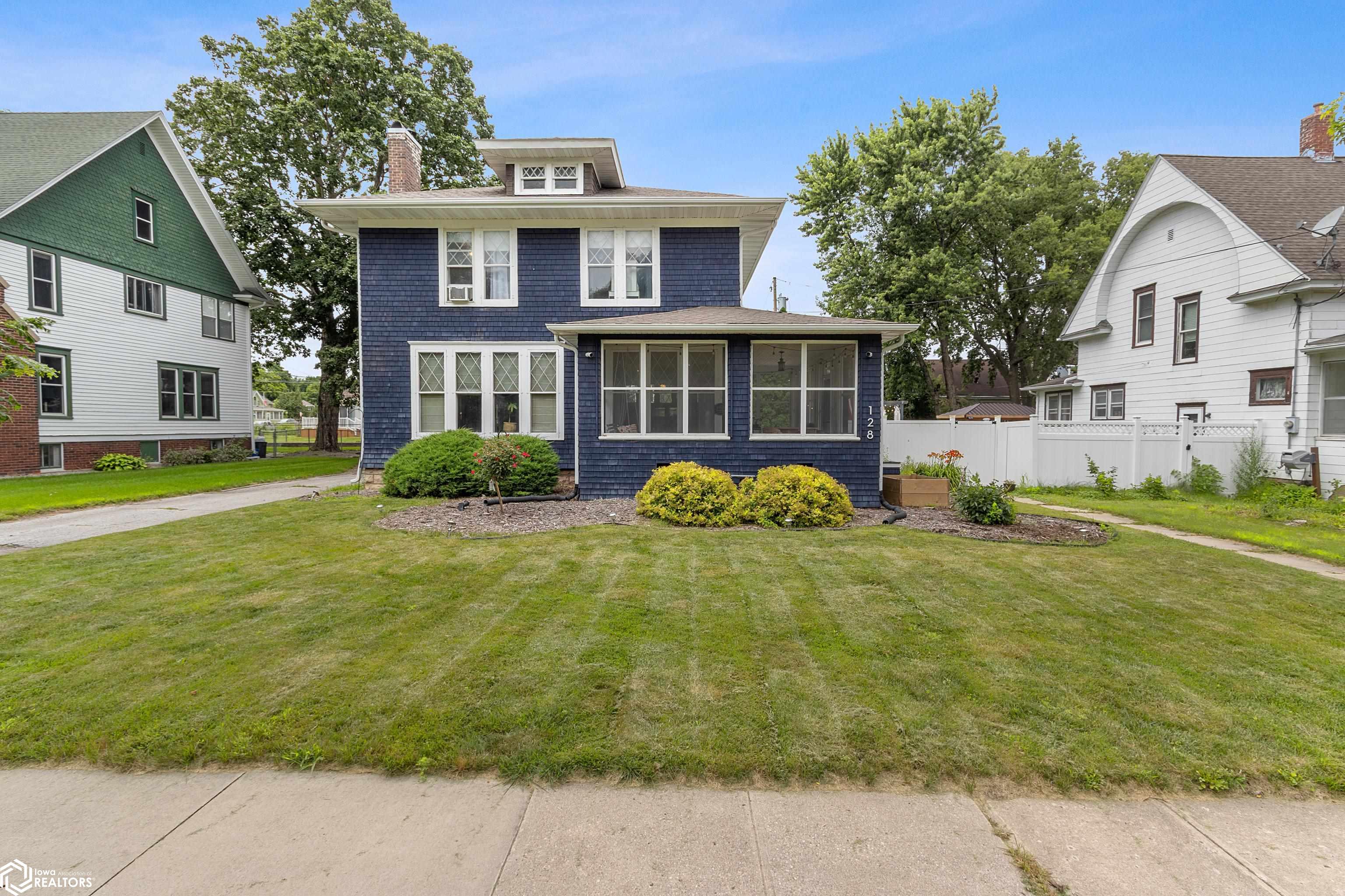 Photo 1 of 23 — 128 10th Street NW, Mason City, IA 50401
