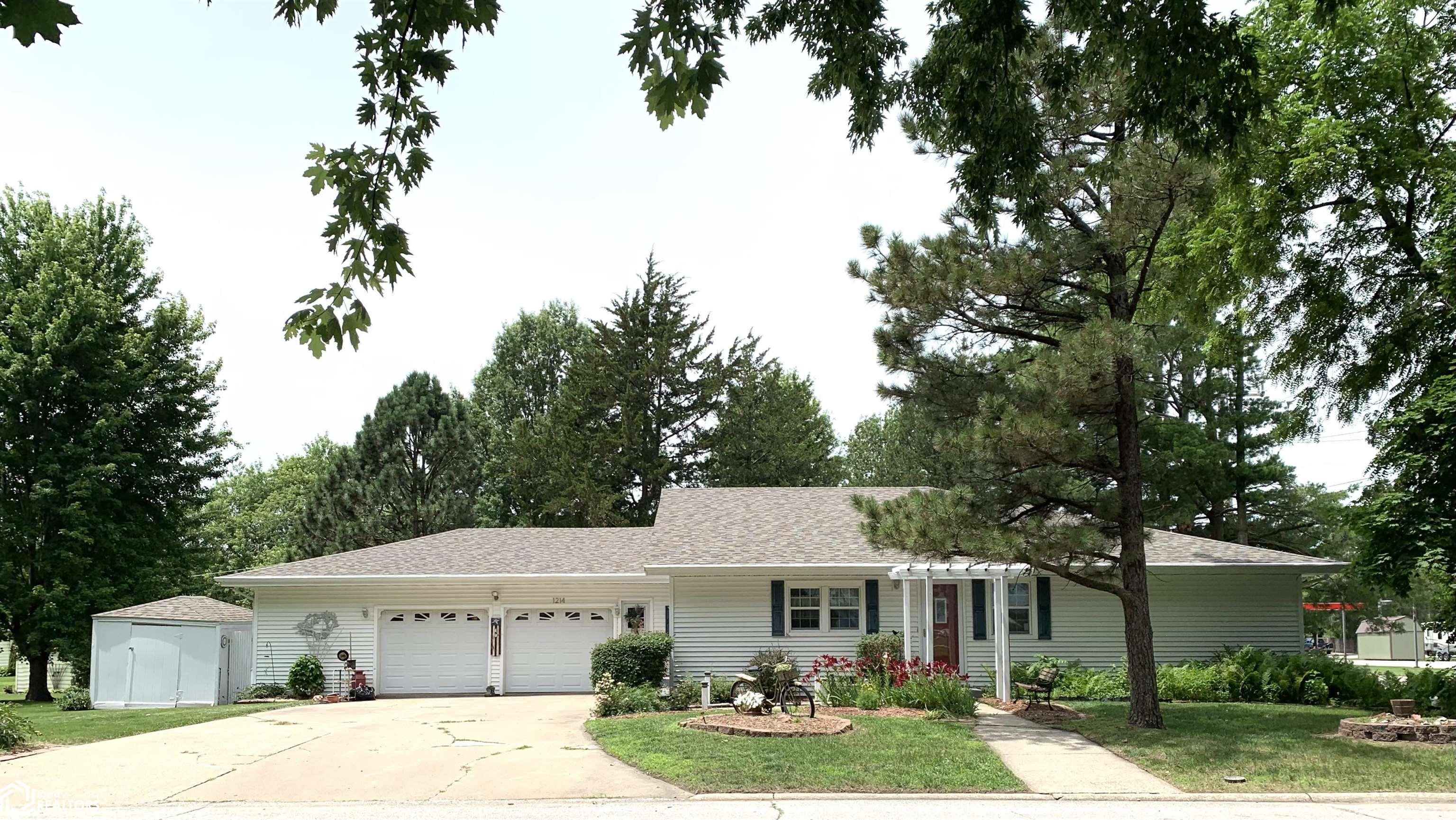 Photo 1 of 52 — 1214 N Poplar Street, Creston, IA 50801