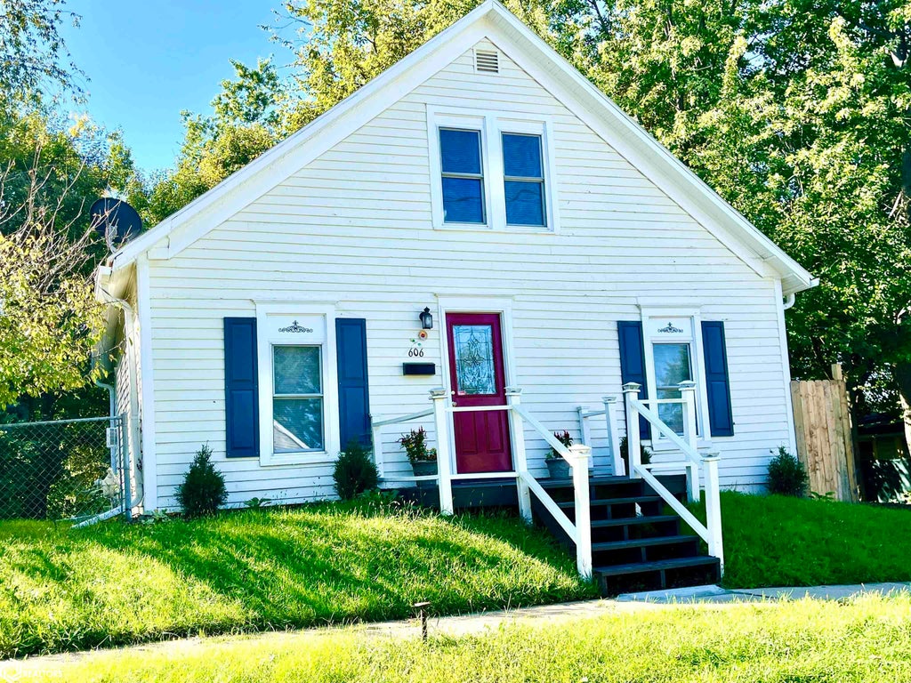 Photo of 606 W Adams Avenue, Fairfield, IA 52556 (MLS # 6343441)