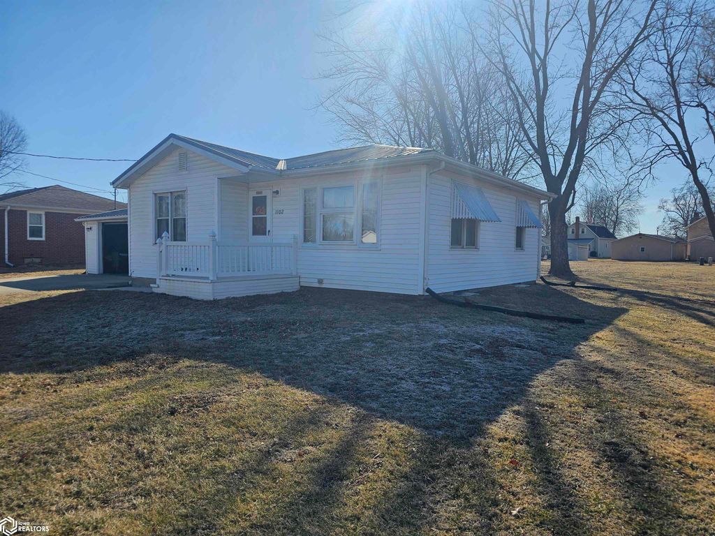 Photo of 1102 E Monroe Street, Mount Pleasant, IA 52641 (MLS # 6335497)