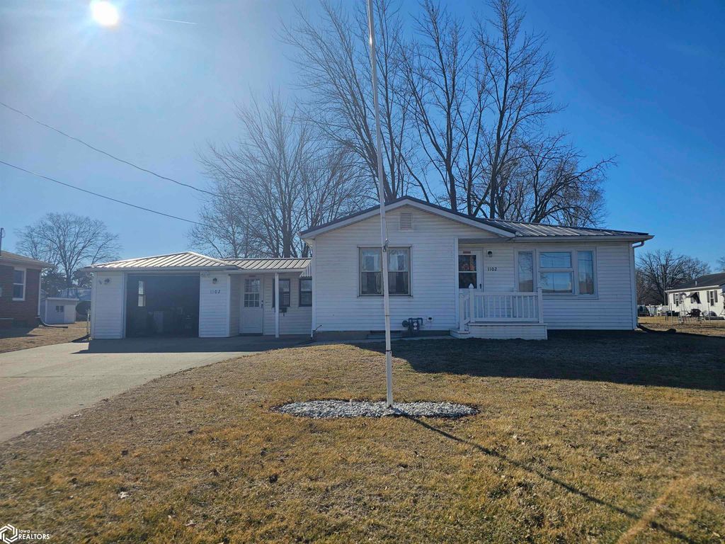 Photo of 1102 E Monroe Street, Mount Pleasant, IA 52641 (MLS # 6335497)