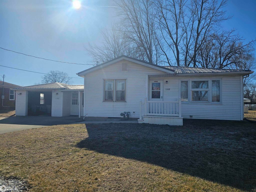 Photo of 1102 E Monroe Street, Mount Pleasant, IA 52641 (MLS # 6335497)