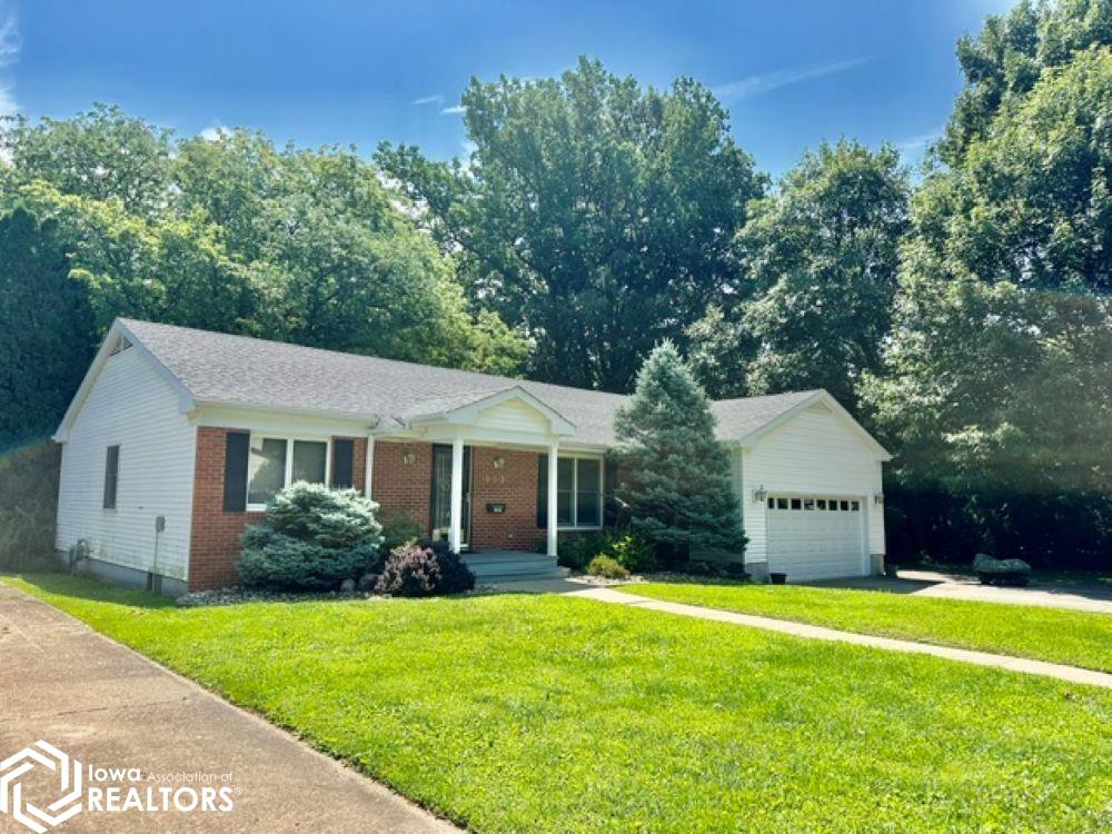 Photo 1 of 19 — 312 SUNRISE Lane, Burlington, IA 52601