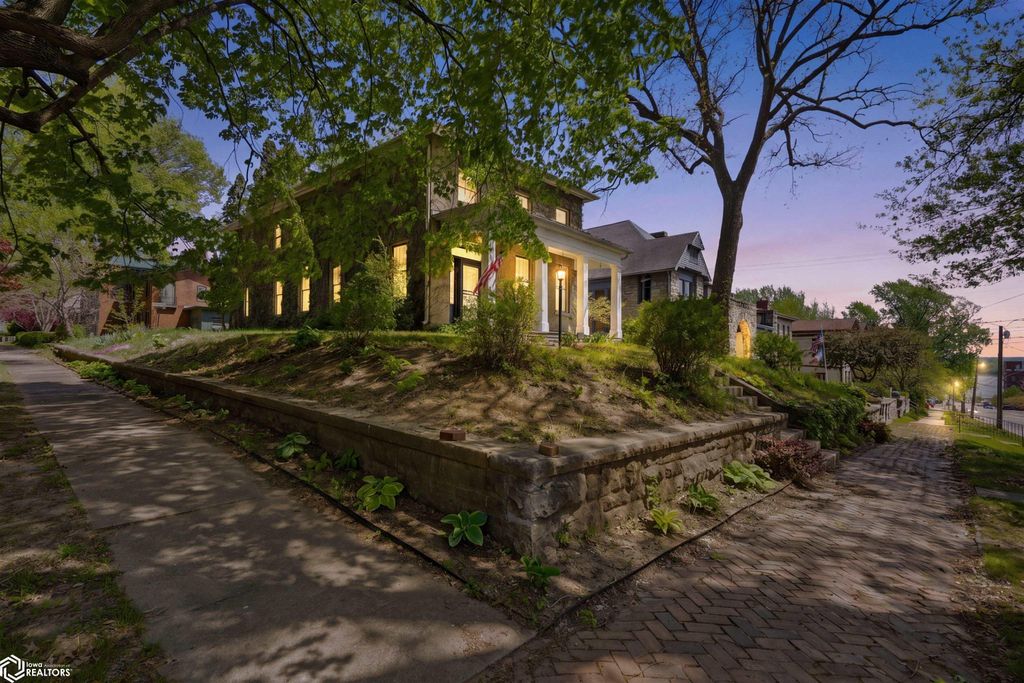 Photo of 520 Columbia Street, Burlington, IA 52601 (MLS # 6337618)