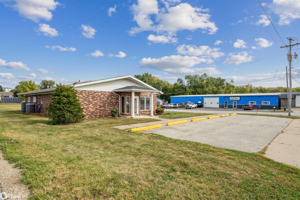 Photo of 3031 Flint Hills Drive, Burlington, IA 52601 (MLS # 6332811)
