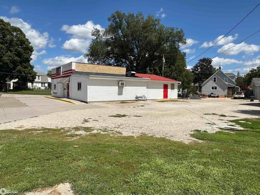 Photo of 1000 Summer Street, Burlington, IA 52601 (MLS # 6331237)