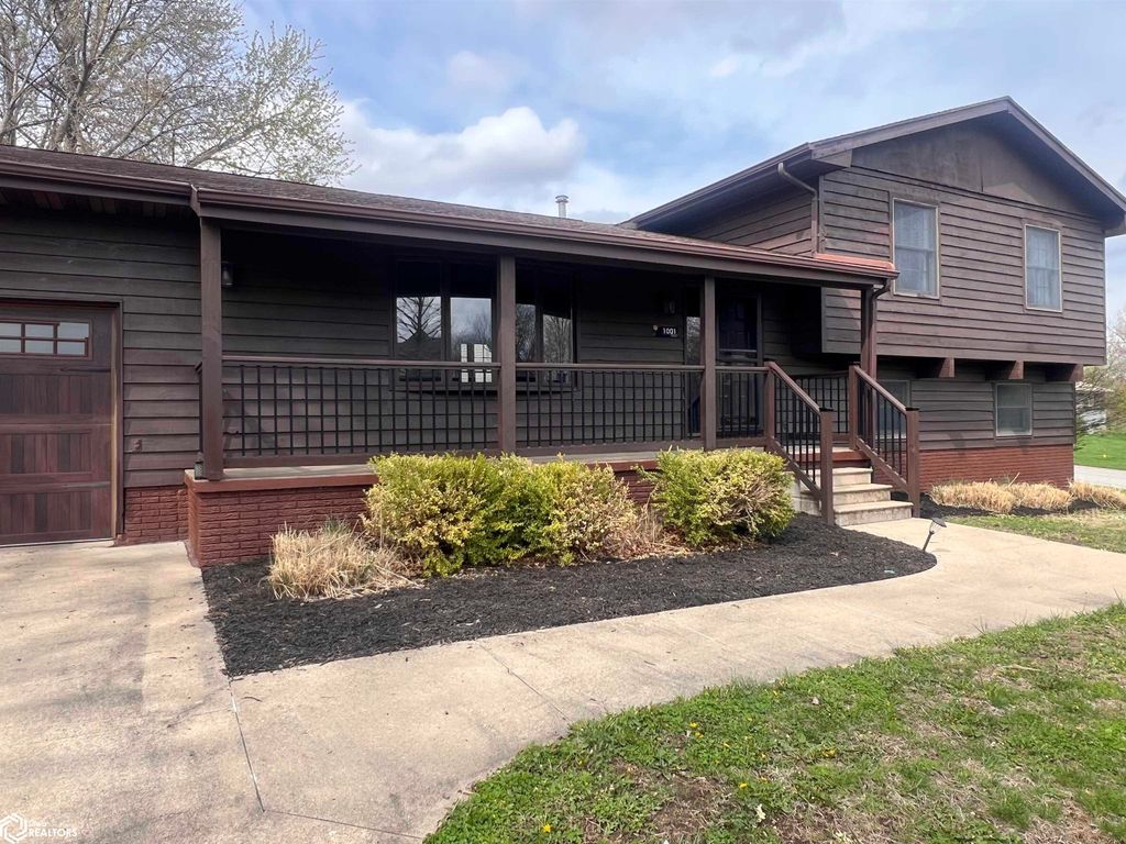 Photo of 1001 Southview Drive, Fairfield, IA 52556 (MLS # 6337220)