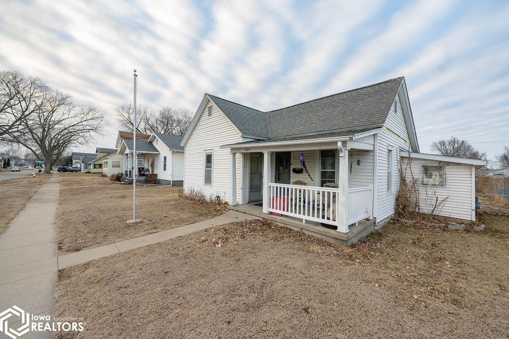Photo of 809 Ellis Avenue, Ottumwa, IA 52501 (MLS # 6335430)
