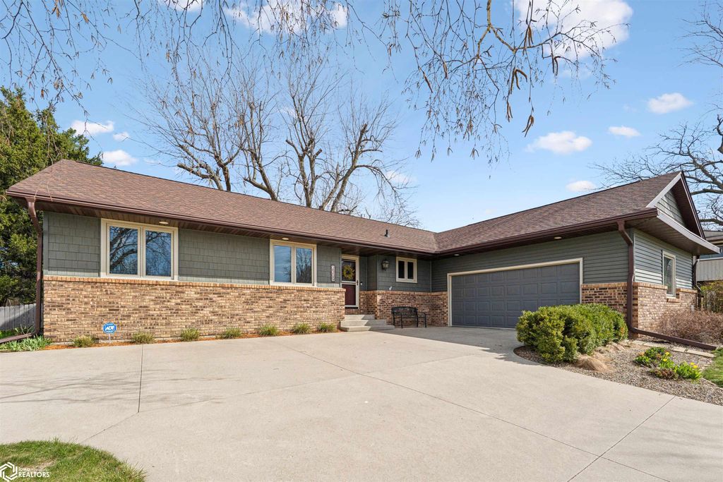 Photo of 2309 New Salem Road, Marshalltown, IA 50158 (MLS # 6337500)