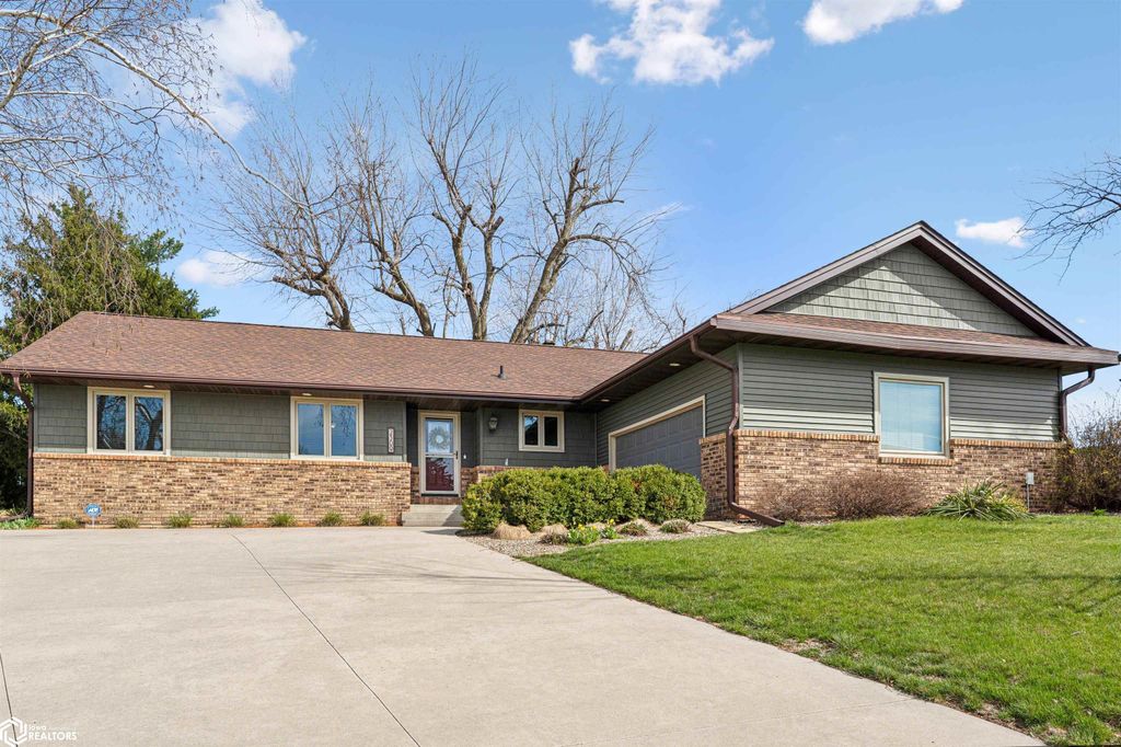 Photo of 2309 New Salem Road, Marshalltown, IA 50158 (MLS # 6337500)