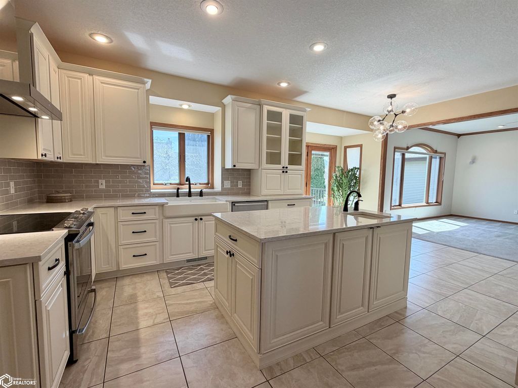 Photo of 2309 N 7th Avenue Place E, Newton, IA 50208 (MLS # 6337596)