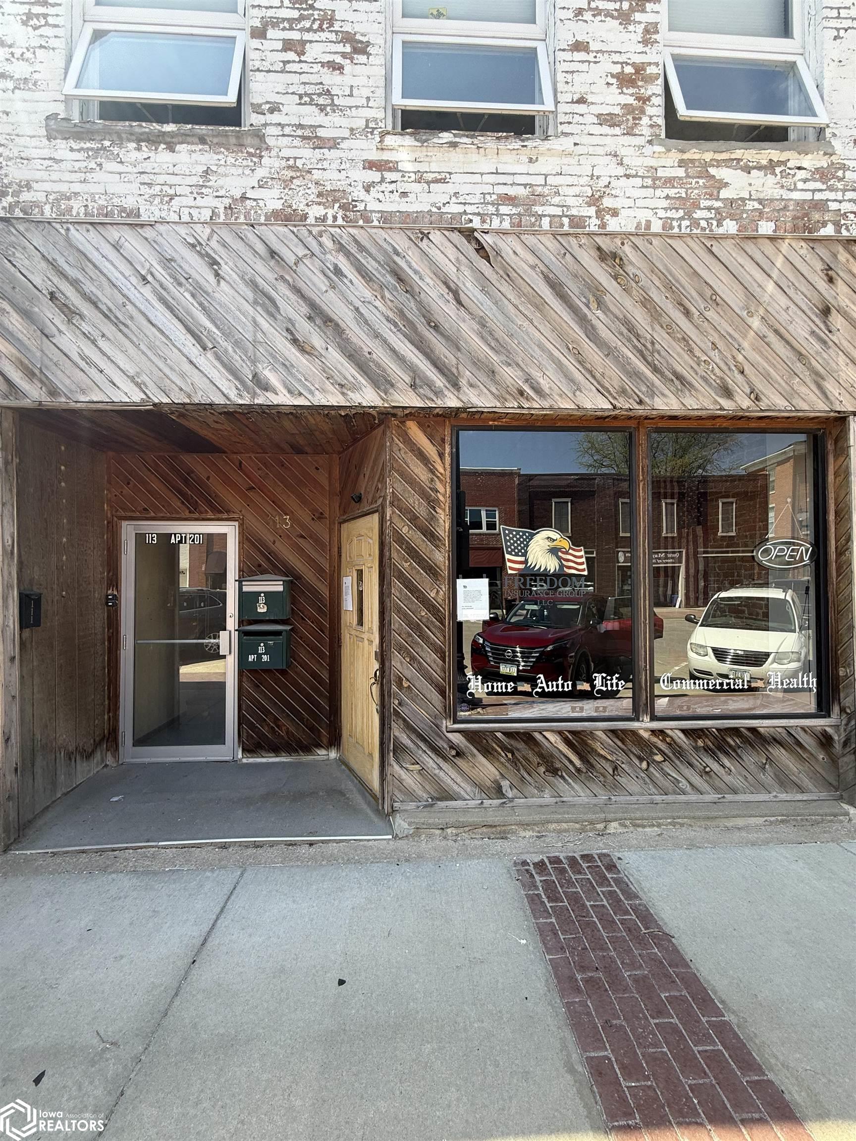 Photo 1 of 22 — 113 N Jefferson Street, Mount Pleasant, IA 52641