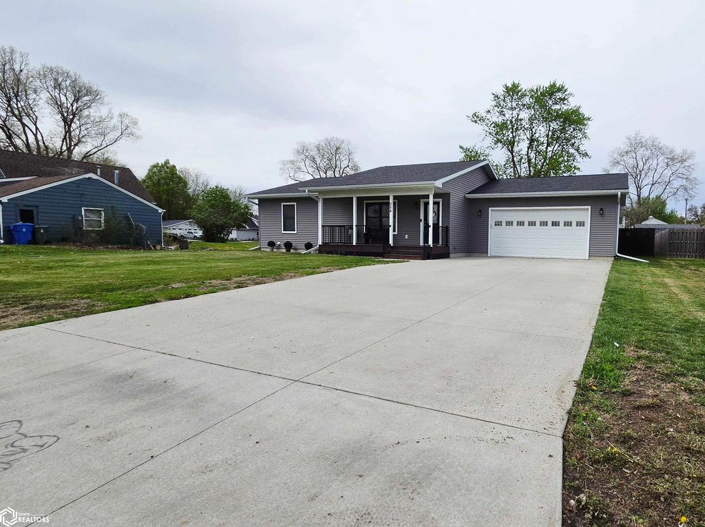 Photo of 204 E Wilcox Way Way, Jefferson, IA 50129 (MLS # 6337718)