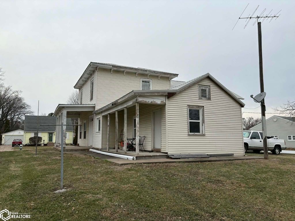 Photo of 720 Hagemann Avenue, Burlington, IA 52601 (MLS # 6334674)