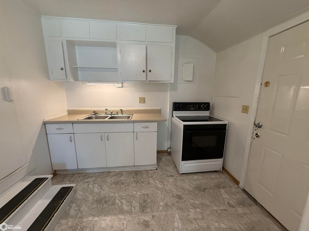 Photo of 535 S 10Th Street, Burlington, IA 52601 (MLS # 6343414)