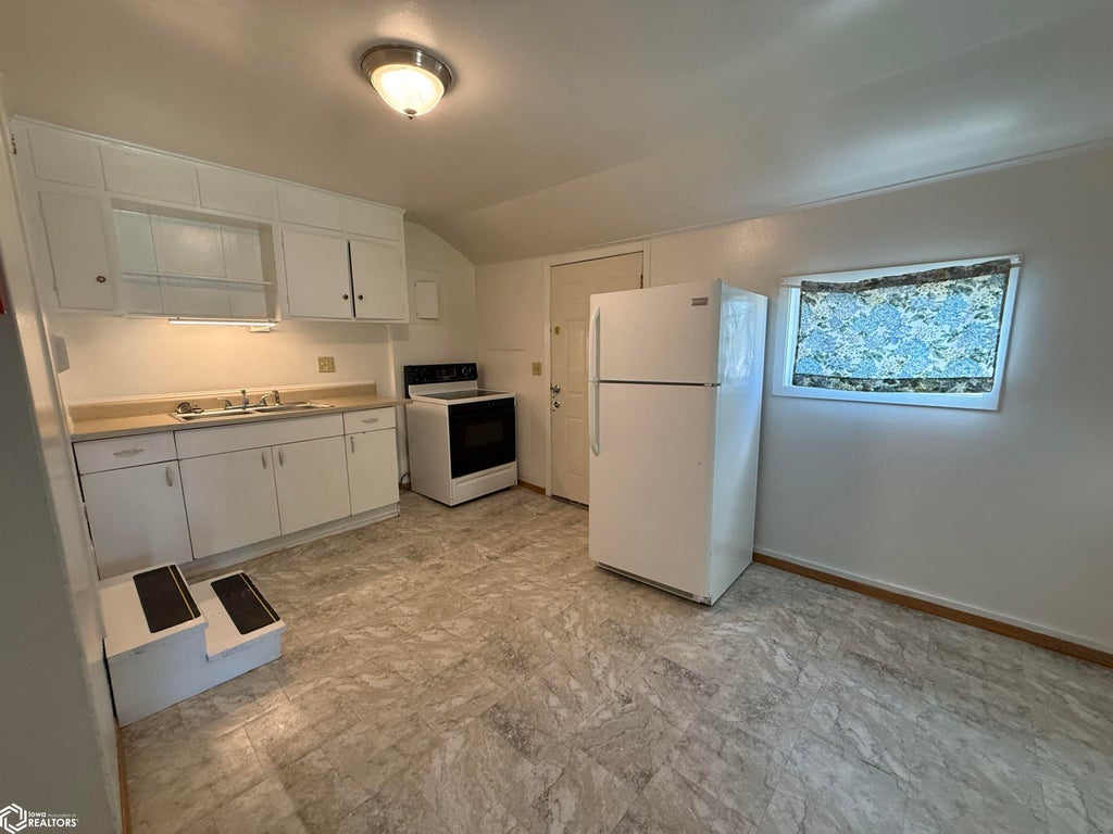 Photo of 535 S 10Th Street, Burlington, IA 52601 (MLS # 6343414)