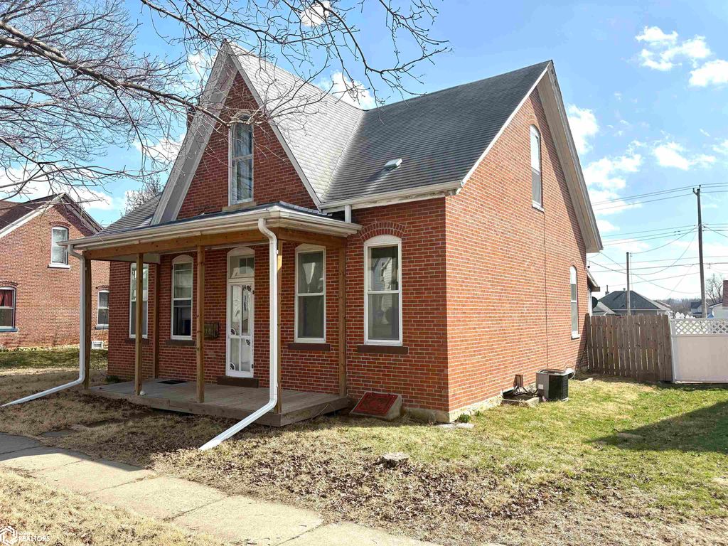 Photo of 1318 Avenue D, Fort Madison, IA 52627 (MLS # 6336282)