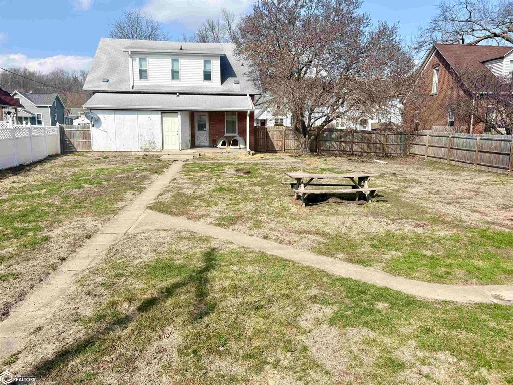 Photo of 1318 Avenue D, Fort Madison, IA 52627 (MLS # 6336282)