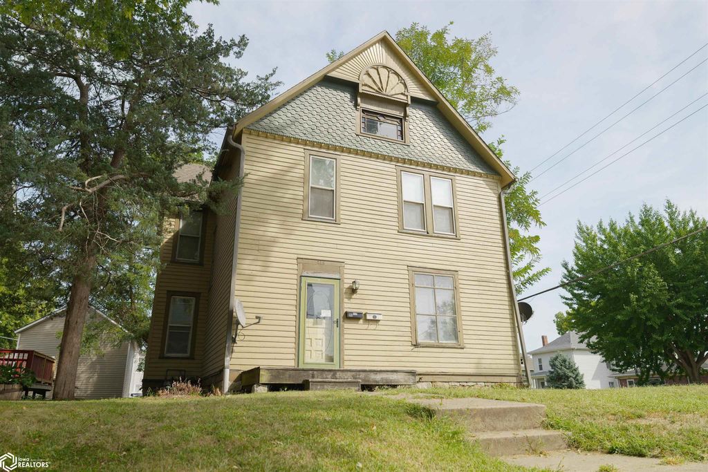 Photo of 218 S Gunnison Street, Burlington, IA 52601 (MLS # 6332152)