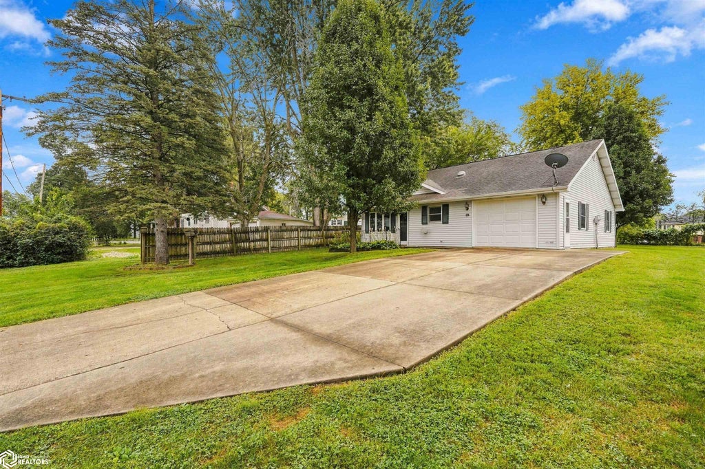 Photo of 302 W Vine St. ST, Mount Pleasant, IA 52641 (MLS # 6342821)