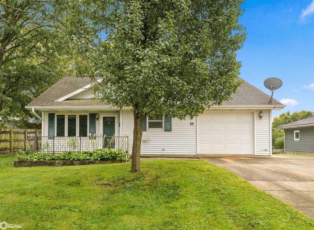 Photo of 302 W Vine St. ST, Mount Pleasant, IA 52641 (MLS # 6342821)